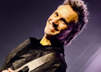 Nek durante un'esibizione dal vivo con la chitarra sul palco, protagonista del cartellone di In Teatro Aperto a Modica