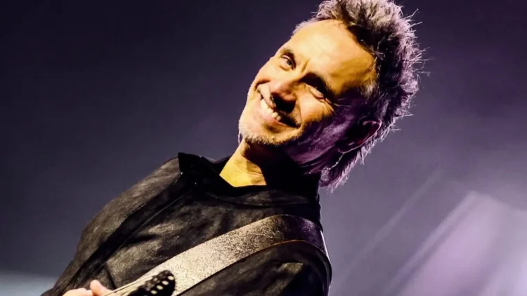 Nek durante un'esibizione dal vivo con la chitarra sul palco, protagonista del cartellone di In Teatro Aperto a Modica