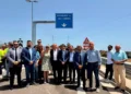 Autorità e tecnici durante l'inaugurazione del nuovo svincolo Misterbianco Nord sulla Tangenziale di Catania, sotto il nuovo cartello stradale