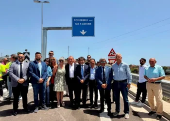 Autorità e tecnici durante l'inaugurazione del nuovo svincolo Misterbianco Nord sulla Tangenziale di Catania, sotto il nuovo cartello stradale