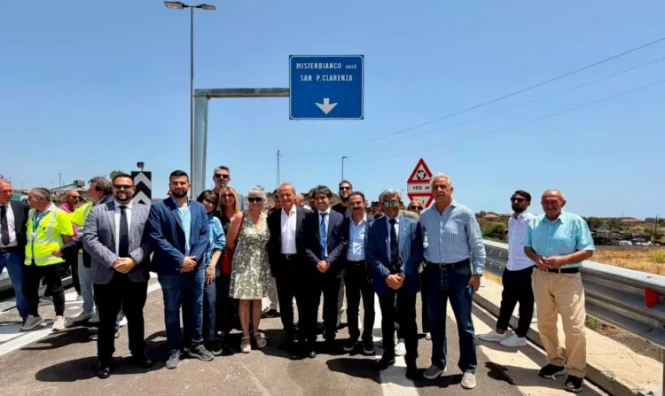 Autorità e tecnici durante l'inaugurazione del nuovo svincolo Misterbianco Nord sulla Tangenziale di Catania, sotto il nuovo cartello stradale