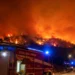 Mezzo dei Vigili del Fuoco impegnato durante un vasto incendio nei pressi di Santo Stefano Quisquina, con le fiamme che avanzano sulla collina illuminate nella notte