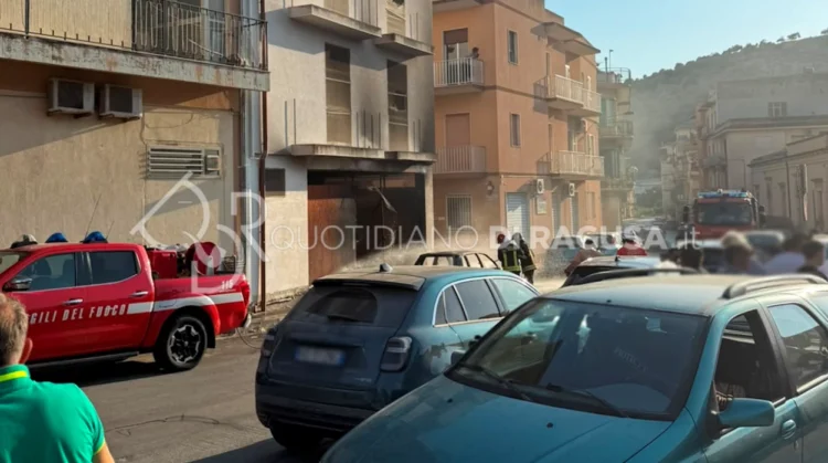 Scicli, via Ospedale, Vigili del Fuoco, Carabinieri