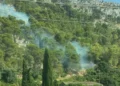 Fumo tra gli alberi della collina di Monserrato a Modica durante le operazioni di bonifica dell'incendio