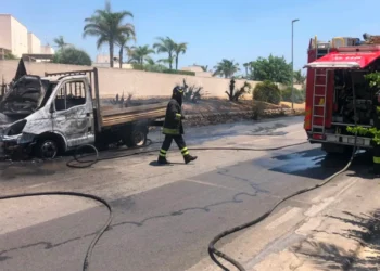 Vigili del fuoco spengono un furgone incendiato sulla SP 25 all'ingresso di Marina di Ragusa