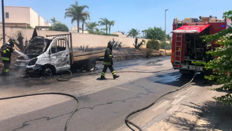 Vigili del fuoco spengono un furgone incendiato sulla SP 25 all'ingresso di Marina di Ragusa