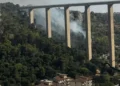Incendio boschivo sotto il ponte Guerrieri, in via Fiumara tra Modica e Scicli, con colonne di fumo che si alzano dalla vegetazione mentre sono in corso le operazioni di spegnimento