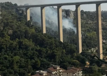 Incendio boschivo sotto il ponte Guerrieri, in via Fiumara tra Modica e Scicli, con colonne di fumo che si alzano dalla vegetazione mentre sono in corso le operazioni di spegnimento