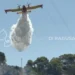 Un canadair effettua un lancio d'acqua sull'incendio che interessa la collina di Monserrato, a Modica, durante le operazioni di spegnimento