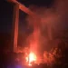 Incendio sul costone di Monserrato a Modica durante la notte con fiamme visibili sotto il viadotto