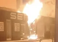 Le fiamme avvolgono il negozio Serpy a Vittoria durante l'incendio che ha distrutto l'attività; le indagini sono orientate verso l'ipotesi di un rogo doloso