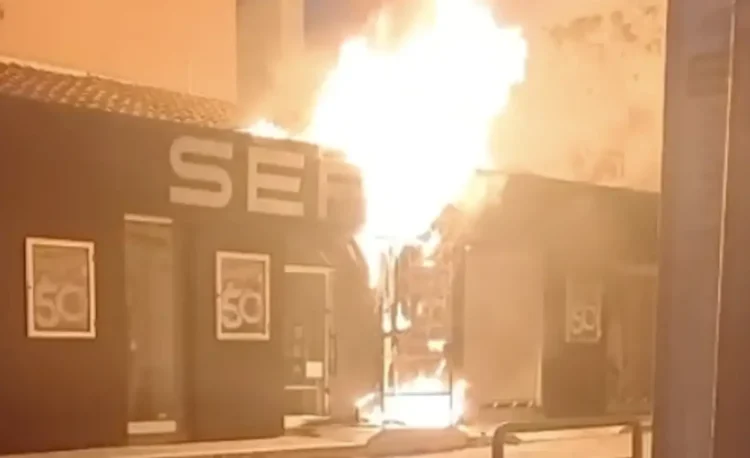 Le fiamme avvolgono il negozio Serpy a Vittoria durante l'incendio che ha distrutto l'attività; le indagini sono orientate verso l'ipotesi di un rogo doloso