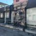 Facciata del negozio Serpy a Vittoria bruciata da un incendio, con ingresso annerito e area transennata.