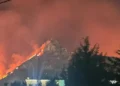 Vasto incendio sul Monte Jato durante la notte, con le fiamme che risalgono il versante della montagna e una densa colonna di fumo visibile da San Giuseppe Jato