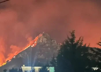 Vasto incendio sul Monte Jato durante la notte, con le fiamme che risalgono il versante della montagna e una densa colonna di fumo visibile da San Giuseppe Jato