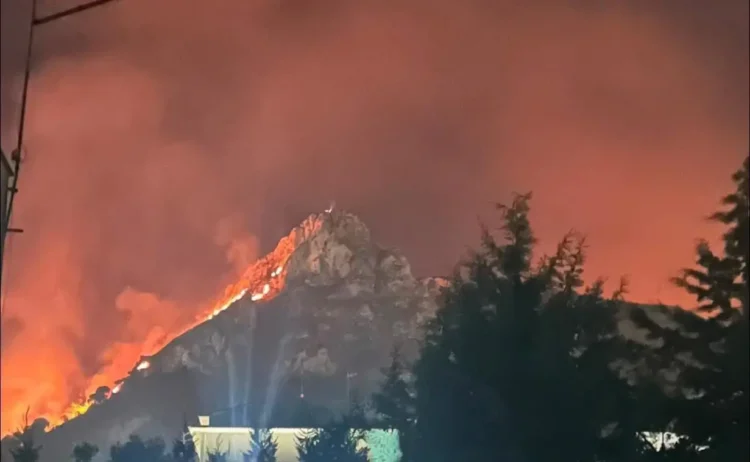 Vasto incendio sul Monte Jato durante la notte, con le fiamme che risalgono il versante della montagna e una densa colonna di fumo visibile da San Giuseppe Jato