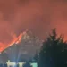 Vasto incendio sul Monte Jato durante la notte, con le fiamme che risalgono il versante della montagna e una densa colonna di fumo visibile da San Giuseppe Jato