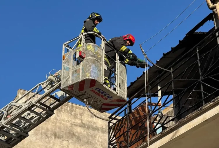 Incendio in una veranda ad Acate: il rapido intervento dei Vigili del Fuoco ha evitato che le fiamme raggiungessero l'abitazione