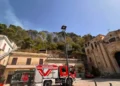 Mezzi dei Vigili del Fuoco davanti al Santuario della Madonna delle Grazie di Modica mentre un incendio interessa la collina di Monserrato.