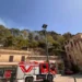 Mezzi dei Vigili del Fuoco davanti al Santuario della Madonna delle Grazie di Modica mentre un incendio interessa la collina di Monserrato.