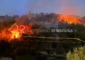 Vasto incendio sulla collina di Monserrato a Modica, con diversi focolai attivi tra la vegetazione e una densa colonna di fumo al tramonto