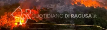 Vasto incendio sulla collina di Monserrato a Modica, con diversi focolai attivi tra la vegetazione e una densa colonna di fumo al tramonto