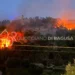 Vasto incendio sulla collina di Monserrato a Modica, con diversi focolai attivi tra la vegetazione e una densa colonna di fumo al tramonto