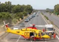 Elisoccorso 118 atterrato sulla A18 con soccorritori e ambulanza durante le operazioni di emergenza dopo un incidente.