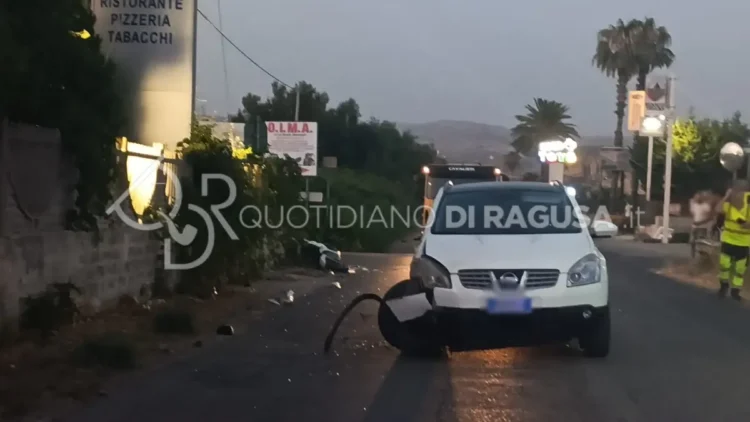 Auto e scooter coinvolti nell'incidente sulla statale 115 tra Comiso e Vittoria, dove un ragazzo di 15 anni è rimasto gravemente ferito
