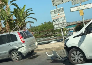 Due auto danneggiate dopo uno scontro alla rotonda d'ingresso di Sampieri, Scicli. Pezzi di carrozzeria sull'asfalto