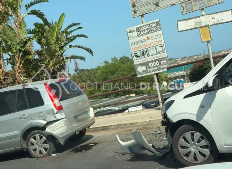 Due auto danneggiate dopo uno scontro alla rotonda d'ingresso di Sampieri, Scicli. Pezzi di carrozzeria sull'asfalto