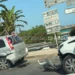 Due auto danneggiate dopo uno scontro alla rotonda d'ingresso di Sampieri, Scicli. Pezzi di carrozzeria sull'asfalto