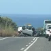 Auto bianca ribaltata a ruote all'aria sulla SP 25 vicino al mare, con agenti sul posto e traffico fermo in coda
