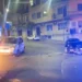 Due auto con i frontali distrutti sull'asfalto di un incrocio notturno a Ragusa, con un mezzo dei Vigili del Fuoco sul lato sinistro.