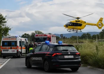 Elisoccorso, ambulanza e Carabinieri sul luogo dell'incidente stradale sulla provinciale Vittoria-Santa Croce Camerina.