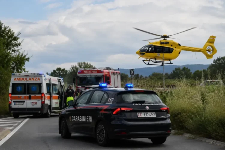 Elisoccorso, ambulanza e Carabinieri sul luogo dell'incidente stradale sulla provinciale Vittoria-Santa Croce Camerina.