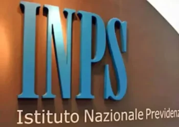Logo dell'INPS all'interno di una sede dell'Istituto Nazionale della Previdenza Sociale.