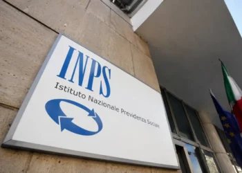 Insegna dell'INPS sulla facciata di una sede dell'Istituto, in riferimento alla sospensione estiva delle notifiche di note di rettifica, diffide di adempimento e verbali ispettivi.