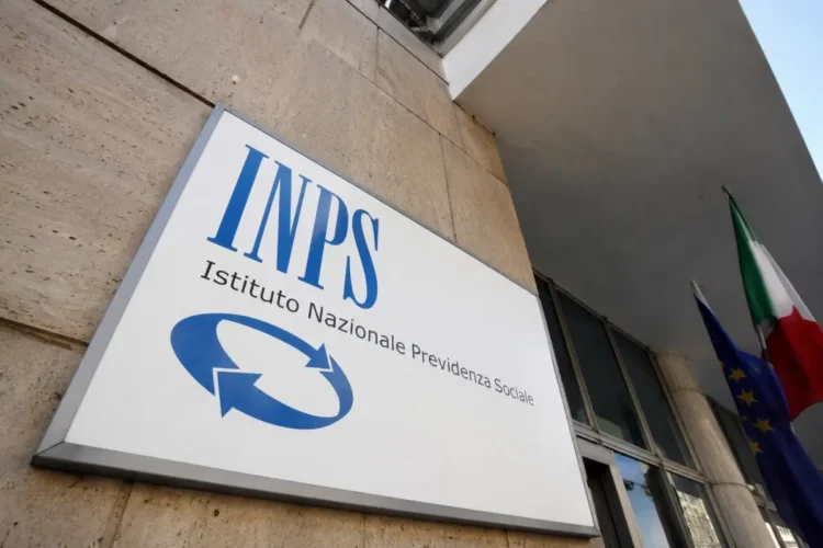 Insegna dell'INPS sulla facciata di una sede dell'Istituto, in riferimento alla sospensione estiva delle notifiche di note di rettifica, diffide di adempimento e verbali ispettivi.