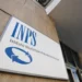 Insegna dell'INPS sulla facciata di una sede dell'Istituto, in riferimento alla sospensione estiva delle notifiche di note di rettifica, diffide di adempimento e verbali ispettivi.