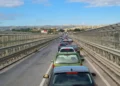 Traffico rallentato sul Ponte Guerrieri a Modica con auto in coda durante la viabilità a senso unico alternato.