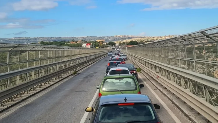 Traffico rallentato sul Ponte Guerrieri a Modica con auto in coda durante la viabilità a senso unico alternato.