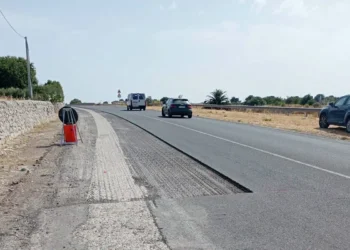 Tratto scarificato della Sp 25 tra Ragusa e Marina di Ragusa: asfalto rimosso sul bordo destro della carreggiata, luglio 2026.