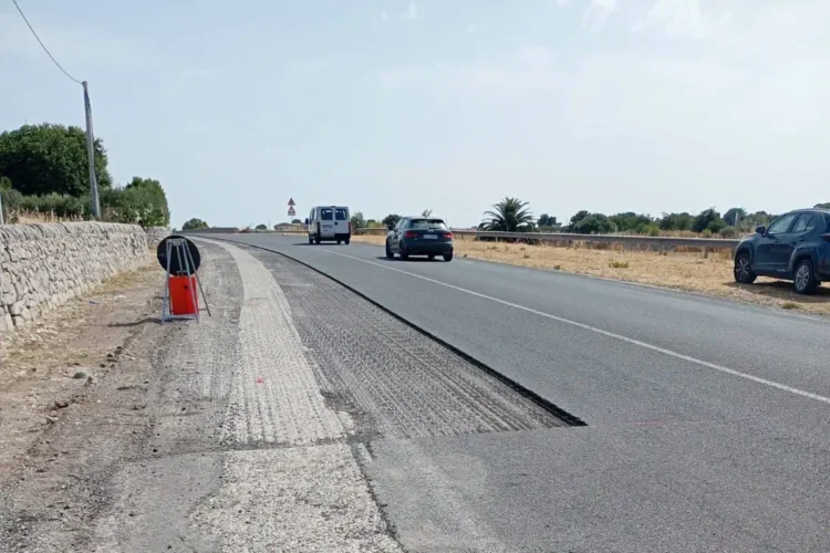 Tratto scarificato della Sp 25 tra Ragusa e Marina di Ragusa: asfalto rimosso sul bordo destro della carreggiata, luglio 2026.