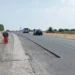 Tratto scarificato della Sp 25 tra Ragusa e Marina di Ragusa: asfalto rimosso sul bordo destro della carreggiata, luglio 2026.