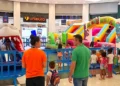 Bambini in fila davanti ai gonfiabili del Kids Summer Village allestito nel centro commerciale Le Masserie di Ragusa.