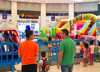 Bambini in fila davanti ai gonfiabili del Kids Summer Village allestito nel centro commerciale Le Masserie di Ragusa.