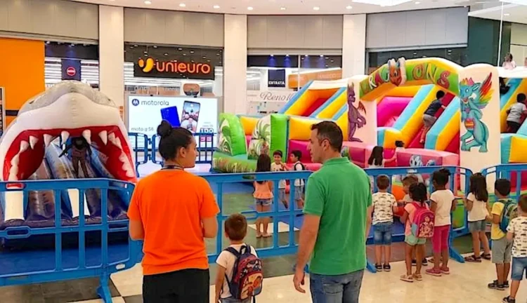 Bambini in fila davanti ai gonfiabili del Kids Summer Village allestito nel centro commerciale Le Masserie di Ragusa.