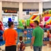 Bambini in fila davanti ai gonfiabili del Kids Summer Village allestito nel centro commerciale Le Masserie di Ragusa.