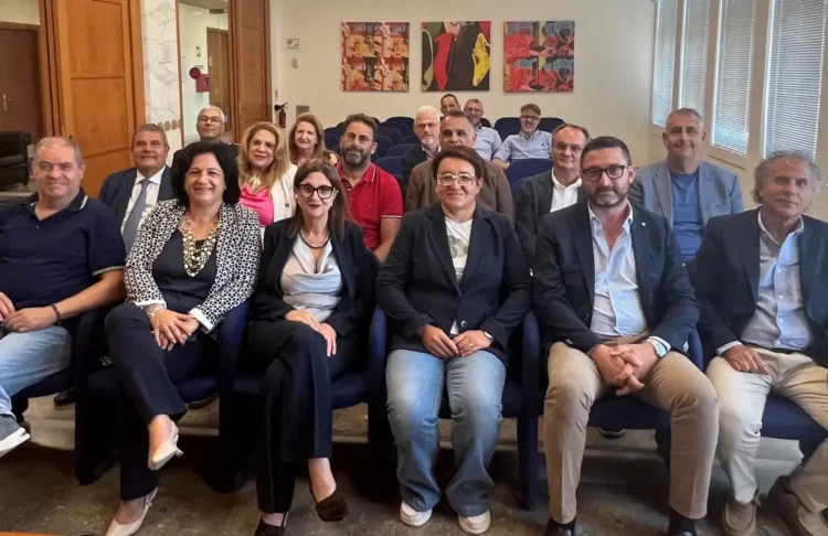 Rappresentanti del Libero Consorzio Comunale di Ragusa, dell'Asp, dell'Istituto Zooprofilattico Sperimentale della Sicilia e delle organizzazioni agricole durante la presentazione del protocollo d'intesa sui controlli sanitari del latte.
